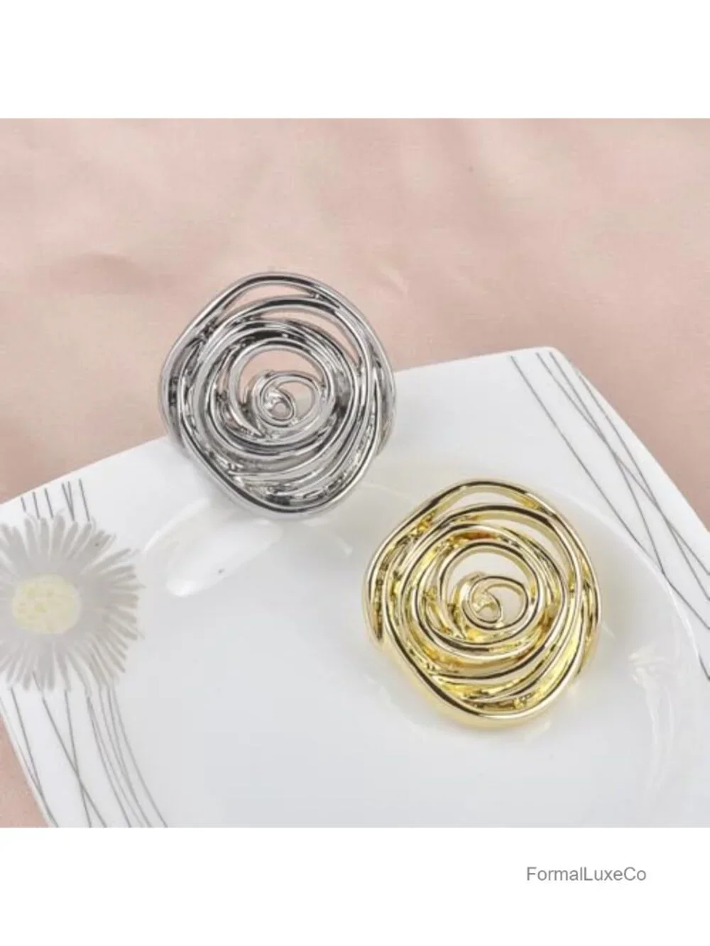 Minimalist Spiral Brooch Pin Gold Tone Metal Geometric Swirl Lapel Badge for